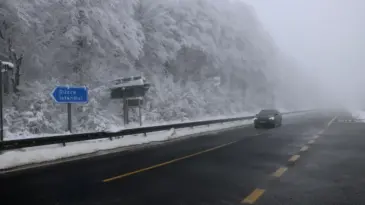 Bolu Dağı’nda Hafif Kar Yağışı ve Yoğun Sis