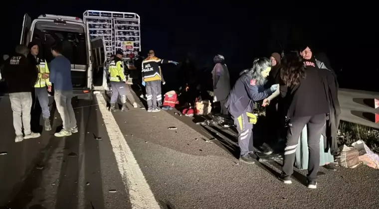 Bolu’da Otoyolda Minibüs Kamyona Çarptı: 16 Yaralı