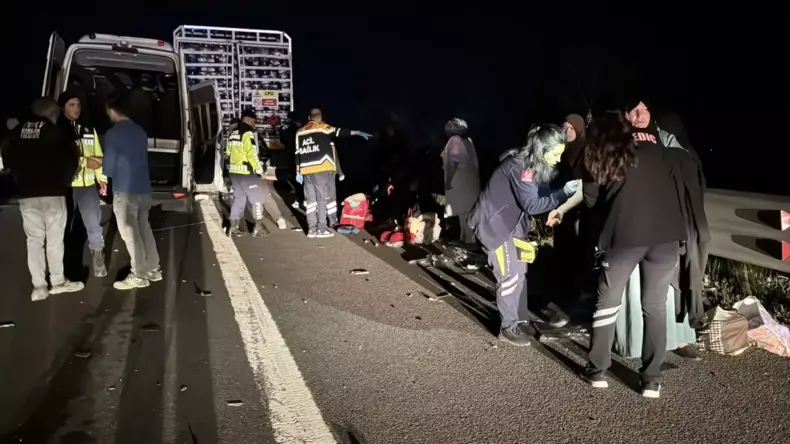 Bolu’da Otoyolda Minibüs Kamyona Çarptı: 16 Yaralı