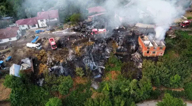 Mudurnu’da Yangın: 2 Ev Ve 10 Samanlık Yandı