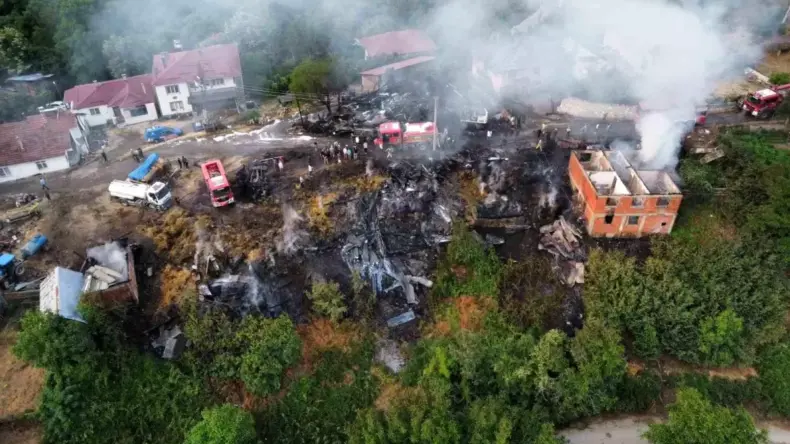 Mudurnu’da Yangın: 2 Ev Ve 10 Samanlık Yandı